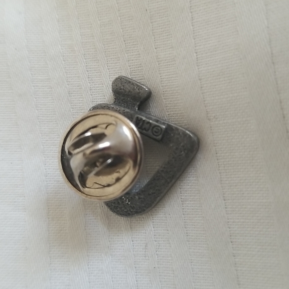 CTA Silver Twist Heart Lapel Pin - Picture 2 of 3